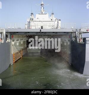 Das Dock des Amphibientransportschiffes (ATS) HR. Frau Rotterdam mit Landungsschiff. Die Anlegestelle des Amphibious Transport Ship (ATS) HRMS Rotterdam. © Cavdkm Stockfoto