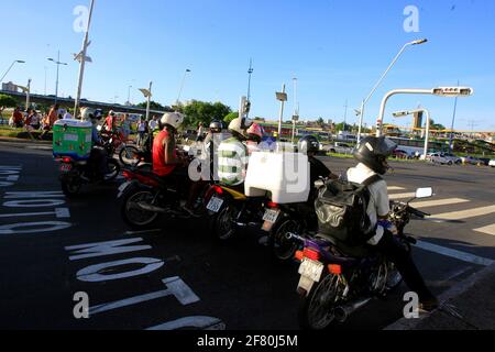 salvador, bahia / brasilien - 10. dezember 2013: Motorradfahrer werden in einem von Autos getrennten Bereich in der Nähe des Fußgängerübergangs in der Stadt Salvado gesehen Stockfoto