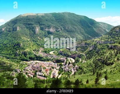 Der Standort von Sainte-Enimie in den Gorges du Tarn in Oczitanie, Frankreich. Stockfoto