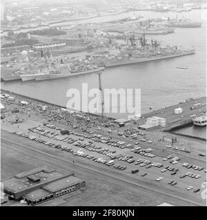 Fleet Days 1989. Juli in Den Helder.op der Vordergrund links auf dieser Seite des Anlegers v.l.n.r. Die deutsche Fregatte der Bremer Klasse FGS Rheinland-Pfalz (F 209, 1983), die kanadische St. Laurent-Klasse Frigate HMCS Saguenay (206, 1956), der portugiesische Fregatte NRP-Kommandant Roberto Ivens (F 482, 1968), die amerikanischen Zerstörer der Coontz-Klasse USS Preble (46, 1960) und USS Mahan (42, 1960). Auf der anderen Seite des Gerüsts O.A. DER GW-FREGAT HR.MS. De Ruyter (F 801) und mehr rechts im Hintergrund die S-Fregatten HR.Ms. Philips von Almond (F 823), HR.Ms. Kortenaer (F 807) und HR.Ms. Van Stockfoto