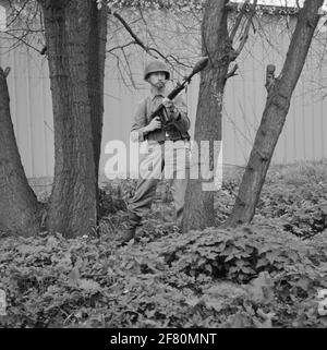 Ein Korporal der Mariniers (Kplerns) als Geschützgranatschütze auf dem Feld der Van Ghentkazerne (VGKAZ) an den ROTAUM. Die Panzerabwehrwaffe wird auf ein 7.62 mm NATO fal Gewehr gelegt. FAL bedeutet Fusil Automatique Army (leichtes Automatikgewehr) und wird von der belgischen Fabrik Fn (Fabrique Nationale de Herstal) hergestellt. Stockfoto