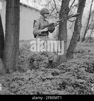 Ein Korporal der Mariniers (Kplerns) als Geschützgranatschütze auf dem Feld der Van Ghentkazerne (VGKAZ) an den ROTAUM. Die Panzerabwehrwaffe wird auf ein 7.62 mm NATO fal Gewehr gelegt. FAL bedeutet Fusil Automatique Army (leichtes Automatikgewehr) und wird von der belgischen Fabrik Fn (Fabrique Nationale de Herstal) hergestellt. Stockfoto