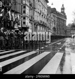 Die Ehrendepot der militärischen königlichen Militärschule auf der Prins Hendrikkade / Hoek Damrak anlässlich der Heirat von H.K.H. Prinzessin Beatrix und Z.K.H. Prinz Claus. Heirat von H.K.H. Prinzessin Beatrix und Z.K.H. Prinz Claus. Stockfoto