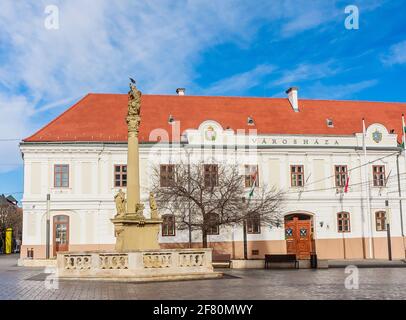 Säule der Heiligen Dreifaltigkeit und spätbarockes Rathaus (Varoshaza) am Fo ter Platz in Keszthely, Ungarn Stockfoto