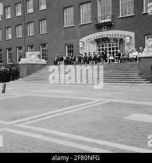 Auf dem Übungsplatz von ​​the Van Ghentkazerne (VGKAZ) an die Appoxis in Rotterdam, einem vom Kommandeur der VGhaz vereidigten Ort von drei Offiziere der Handelsabteilungen des Marineskorps. Die Gäste haben ihren Platz in das Hauptgebäude genommen. Stockfoto