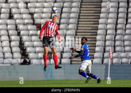 Sunderland, Großbritannien. April 2021. Max Power #6 von Sunderland springt hoch und führt am 4/10/2021 in Sunderland, Großbritannien, den Ball an. (Foto von Iam Burn/News Images/Sipa USA) Quelle: SIPA USA/Alamy Live News Stockfoto