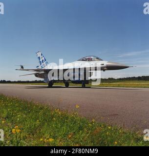 Die 323 Squadron General Dynamics F-16A Fighting Falcon in der speziellen Farbgebung Anlässlich des 85. Jahrestages der Royal Netherlands Air Force ist die Umsetzung hier nicht sichtbar 'Starry Sky' und die Steuerbordseite 'cloudy Sky'. Es liegt wahrscheinlich am Flugplatz Leeuwarden Stockfoto