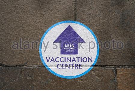 NHS Scotland Covid-19 Coronavirus Impfzentrum Wegbeschreibung auf dem Bürgersteig, Edinburgh, Schottland Stockfoto