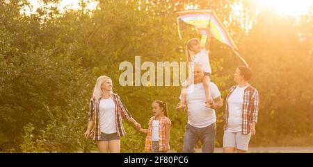 Familie gehen Hund Zweisamkeit Natur Konzept Stockfoto