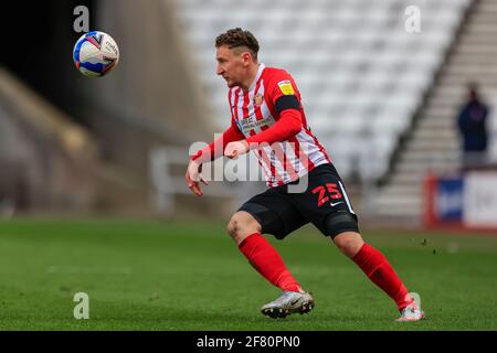 Sunderland, Großbritannien. April 2021. Callum McFadzean #25 von Sunderland mit dem Ball in Sunderland, Großbritannien am 4/10/2021. (Foto von Iam Burn/News Images/Sipa USA) Quelle: SIPA USA/Alamy Live News Stockfoto