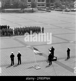 Im Juni 1989 wurde die Kommandoübertragung an den Marine Barracks Willemsoord (MKWD) in Den Helder durchgeführt. Der divoring Commander Captain-Ter-Sea N. Block (1938-2002) macht Platz für Captain-Lieutenant-Ter-Sea J.P.W. Janssen (1942). Stockfoto