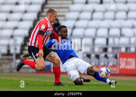 Sunderland, Großbritannien. April 2021. Diallang Jaiyesimi #7 von Charlton Athletic schlägt am 4/10/2021 in Sunderland, Großbritannien, Max Power #6 von Sunderland zum Ball. (Foto von Iam Burn/News Images/Sipa USA) Quelle: SIPA USA/Alamy Live News Stockfoto