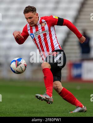 Sunderland, Großbritannien. April 2021. Callum McFadzean #25 von Sunderland mit dem Ball in Sunderland, Großbritannien am 4/10/2021. (Foto von Iam Burn/News Images/Sipa USA) Quelle: SIPA USA/Alamy Live News Stockfoto