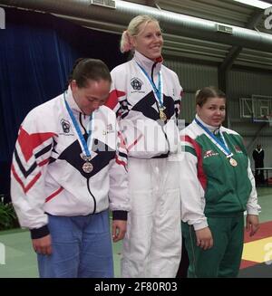 Den Helder, Donnerstag, 16. Nov2000 © Hennie Keeris Gold für Mark Huizinga und Claudia Zwiers bei der Judo-WM für Soldaten. Während der Judo-Weltmeisterschaft für Soldaten in Den Helder haben niederländische Soldaten Judokas gut gemacht. Ben Sonnemans gewann vor Martin Padar aus Estland und belegte in der Gewichtsklasse über 100 kg den dritten Platz. Bei den Damen gewann Zwiers das Gold und das Silber ging an die Brüder. Mark Huizinga gewann im Finale von Kamol Murodov. Foto: Ein Nachteil auf der Bühne bei den Damen. Von links nach rechts: Marcha Broeders (2), Claudia Zwiers (1) und Maryna Chups aus Weißrussland (3). Stockfoto