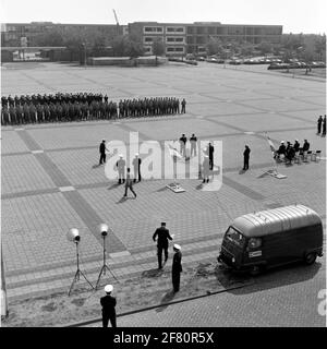 Im Juni 1989 wurde die Kommandoübertragung an den Marine Barracks Willemsoord (MKWD) in Den Helder durchgeführt. Der divoring Commander Captain-Ter-Sea N. Block (1938-2002) macht Platz für Captain-Lieutenant-Ter-Sea J.P.W. Janssen (1942). Stockfoto