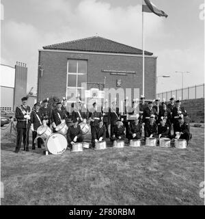Das Tamboo und Trompetenkorps der Armied Workshops (BW) Royal Navy für ein BW-Gebäude. Auf dem Gebäude das Wappen von BW mit dem Wappen buchstabieren Si Vis Pacem, para Bellum (wenn Sie Frieden wollen, dann im Krieg vorbereitet sein). Stockfoto
