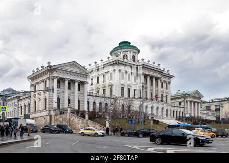 Moskau, Russland, 03.18.2021. Paschkow Haus - ein schöner Palast im Stil des Klassizismus auf dem Wagankowski Hügel, im 18. Jahrhundert gebaut. Stockfoto