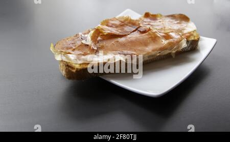 Brot mit Tomatenschinken im Restaurant, Fleisch und Vorspeise, Essen Stockfoto