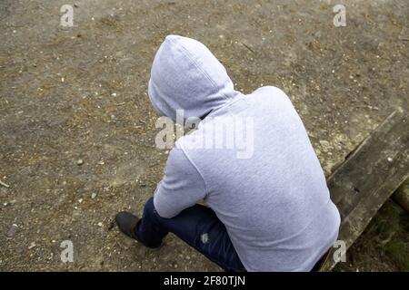 Junge Straßenbande mit Maske im Park, soziales Problem Stockfoto