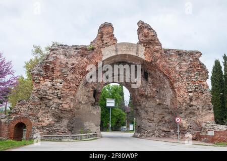 Das Südtor der spätrömischen Befestigungsanlagen von Hisarya, das größte erhaltene in Bulgarien Stockfoto