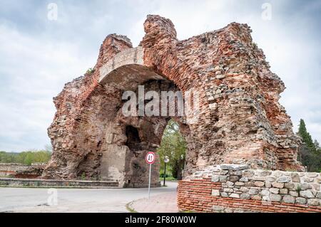 Das Südtor der spätrömischen Befestigungsanlagen von Hisarya, das größte erhaltene in Bulgarien Stockfoto