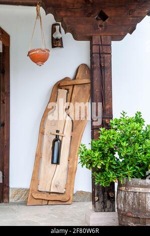 Glasweinflasche in einem flaschenförmigen Holzrahmen im Wine & Spa Complex Starosel, Bulgarien Stockfoto