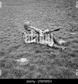 Ein Korporal der Mariniers (Kplerns) als Geschützgranatschütze auf dem Feld der Van Ghentkazerne (VGKAZ) an den ROTAUM. Die Panzerabwehrwaffe wird auf ein 7.62 mm NATO fal Gewehr gelegt. FAL bedeutet Fusil Automatique Army (leichtes Automatikgewehr) und wird von der belgischen Fabrik Fn (Fabrique Nationale de Herstal) hergestellt. Stockfoto