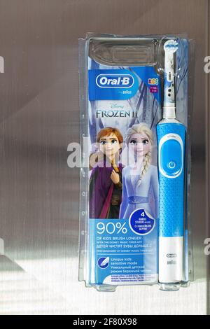 Frankfurt, Deutschland - 10. April 2021: Braun Oral-B wiederaufladbare Zahnbürste für Kinder ab 3 Jahren. Disney Frozen II Stockfoto