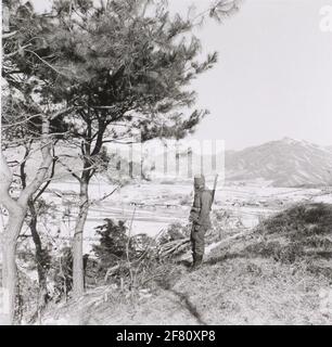 Ein niederländischer Soldat in Korea überblickt einen Hügel. Tjot, P'Yong-Dong-Ni: NED. VERKAUFT auf dem Tjot Stockfoto