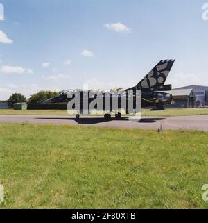 Die 323 Squadron General Dynamics F-16A Fighting Falcon in der speziellen Farbgebung Anlässlich des 85. Jahrestages der Royal Netherlands Air Force ist die Umsetzung auf der Hafenseite "Sternenhimmel" und der "Wolkenhimmel" hier nicht sichtbar. Es liegt wahrscheinlich am Flugplatz Leeuwarden. Stockfoto