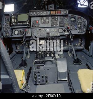 Technische Aufnahme aus der Objektserie Instrumentenbrett Westland Lynx Hubschrauber (deutsche Version). Auswahl aus der Objektreihe 0075-052-068. Stockfoto