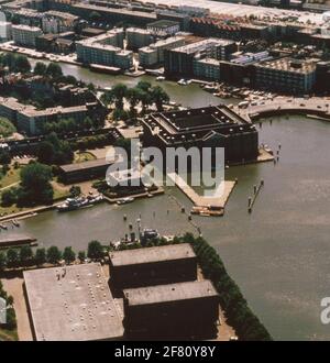 Luftaufnahme eines Teils des Marine Etablissement Amsterdam (Marinekazerne Amsterdam; MKAD) und der Mitte des Maritime Museum. Stockfoto