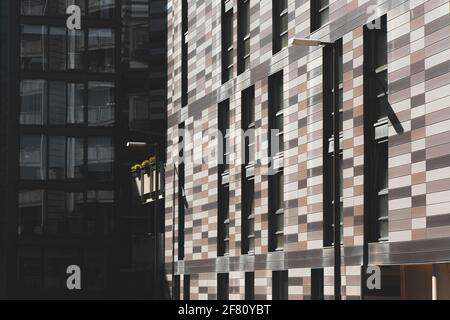 Edinburgh, Schottland - April 10 2021: Nahaufnahme abstrakter Details moderner, schlanker Architektur in Quartermile Wohn- und Bürogebäuden mit Stockfoto