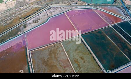 Luftdrohnenaufnahme der Salinas de Santa Pola Salzpfannen, Parque natural de las Salinas de Santa Pola, Spanien Stockfoto