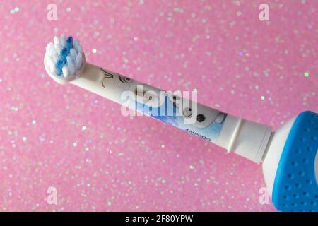 Frankfurt, Deutschland - 10. April 2021: Braun Oral-B wiederaufladbare Zahnbürste für Kinder ab 3 Jahren. Disney Frozen II Stockfoto