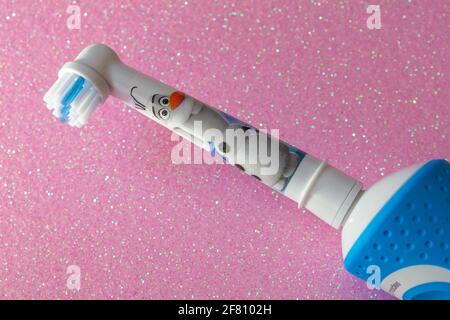 Frankfurt, Deutschland - 10. April 2021: Braun Oral-B wiederaufladbare Zahnbürste für Kinder ab 3 Jahren. Disney Frozen II Stockfoto