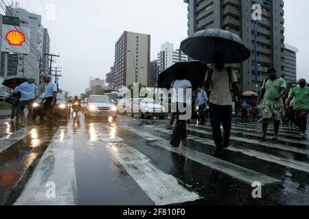 salvador, bahia / brasilien - 23. april 2013: Menschen werden bei Fußgängerübergängen in der Stadt Salvador, Bahia, mit Regenführungen beobachtet. Stockfoto