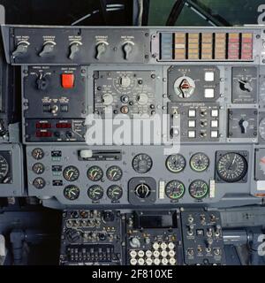 Technische Aufnahme aus der Objektserie Instrumentenbrett Westland Lynx Hubschrauber (niederländische Version). Auswahl aus der Objektreihe 0075-052-071. Stockfoto