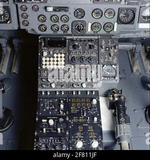 Technische Aufnahme aus der Objektserie Instrumentenbrett Westland Lynx Hubschrauber (deutsche Version). Auswahl aus der Objektreihe 0075-052-068. Stockfoto