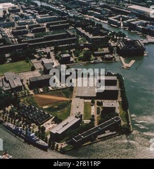 Luftaufnahme des Marine Etablissement Amsterdam (Marinekazerne Amsterdam; MKAD), mit dem maritimen Museum auf der rechten Seite. Stockfoto