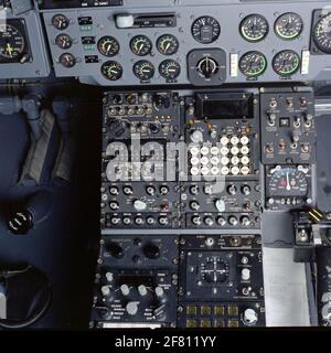 Technische Aufnahme aus der Objektserie Instrumentenbrett Westland Lynx Hubschrauber (niederländische Version). Auswahl aus der Objektreihe 0075-052-071. Stockfoto