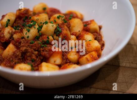 Frische Gnocchi in einer weißen Schüssel mit Tomatensauce Stockfoto