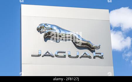 Samara, Russland - 13. Mai 2017: Jaguar Händlerschild gegen den blauen Himmel. Jaguar ist eine Marke des britischen Automobilherstellers Jaguar Land Rover Stockfoto