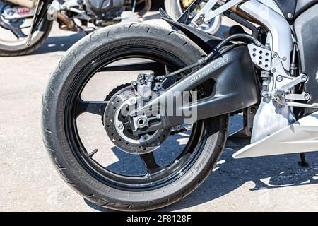Samara, Russland - 13. Mai 2017: Vorderrad eines Sportmotorrads mit Bridgestone-Reifen. Bremssystem eines Motorrads Stockfoto