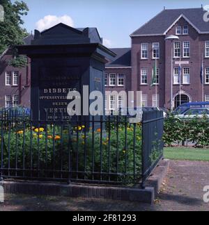 Das Denkmal mit der Graffombe des Generalleutnants B.J.C. Dibbets auf dem Gebiet der tapijnkazerne. Stockfoto