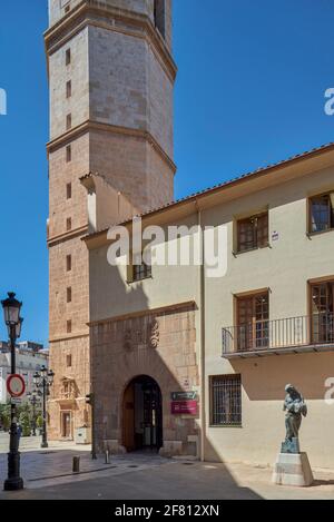 Tourismusbüro und el Fadri Turm in der Stadt Castellón de la Plana, Comunitat Valenciana, Spanien, Europa. Stockfoto