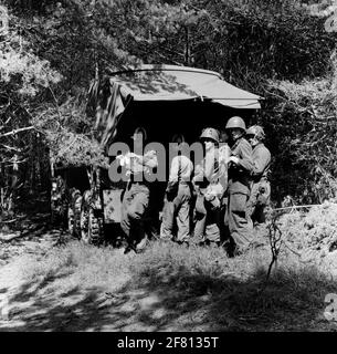 Die niederländische Armee praktiziert in La Courtine. Achtung! Die obige Beschreibung ist eine allgemeine Serienbeschreibung, die auf den Informationen des Film- und Fotodienstes der Armee basiert. Langfristig wird diese globale Beschreibung angegeben. Stockfoto