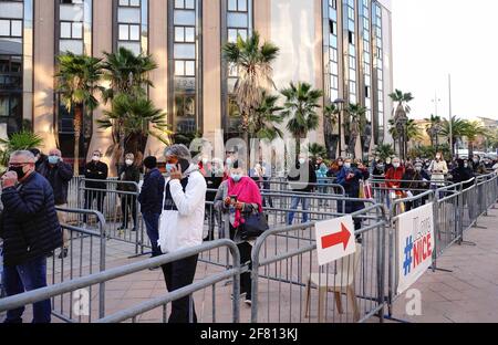 Nizza, Frankreich. April 2021. Am 10. April 2021 müssen sich die Menschen in einem Impfzentrum in Nizza, Südfrankreich, um den Impfstoff COVID-19 zu erhalten. Frankreichs oberste Gesundheitsbehörde sagte am Freitag, dass Personen unter 55 Jahren, die die erste Dosis des COVID-19-Impfstoffs von AstraZeneca erhalten hatten, ihre Impfung mit einem zweiten Jab eines Boten-RNA (mRNA)-Impfstoffs abschließen sollten – wie der von Pfizer-BioNTech oder Moderna entwickelte. Kredit: Serge Haouzi/Xinhua/Alamy Live Nachrichten Stockfoto