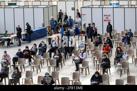 Nizza, Frankreich. April 2021. Die Menschen warten darauf, am 10. April 2021 in einem Impfzentrum in Nizza, Südfrankreich, den Impfstoff COVID-19 zu erhalten. Frankreichs oberste Gesundheitsbehörde sagte am Freitag, dass Personen unter 55 Jahren, die die erste Dosis des COVID-19-Impfstoffs von AstraZeneca erhalten hatten, ihre Impfung mit einem zweiten Jab eines Boten-RNA (mRNA)-Impfstoffs abschließen sollten – wie der von Pfizer-BioNTech oder Moderna entwickelte. Kredit: Serge Haouzi/Xinhua/Alamy Live Nachrichten Stockfoto