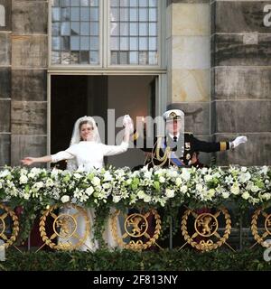 Amsterdam; 02FEB2002 Cavdkm / Rob Gieling Kroonprins Willem Alexander und Frau Máxima Zorreguieta sind in die Ehe eingegangen. Insgesamt haben mehr als 2000 Soldaten der vier Streitkräfte zusammen mit der nationalen Reserve einen Erfolg erzielt. Sie bildete die verschiedenen ehrenhaften und Bannerwachen. Entlang der gesamten Strecke, die mit dem goldenen Wagen gefahren wurde, wurden Soldaten aufgestellt. Foto: Das Paar auf dem Balkon des Palastes auf dem Damm. Stockfoto